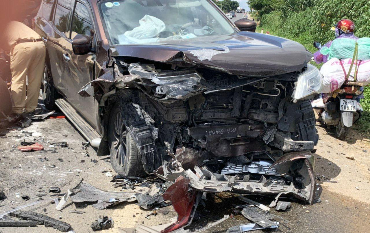 Đầu xe bị hư hỏng nặng Đầu xe bị hư hỏng nặng