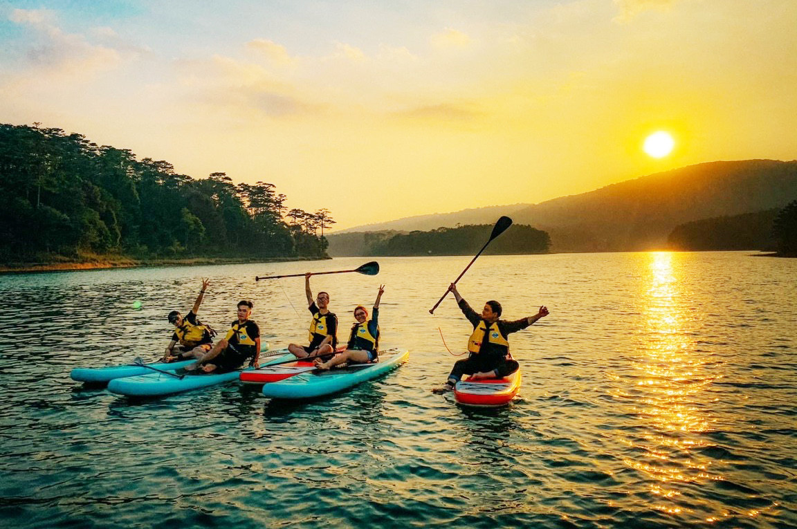 Chèo SUP trên hồ Tuyền Lâm. Ảnh: Dalat Discovery