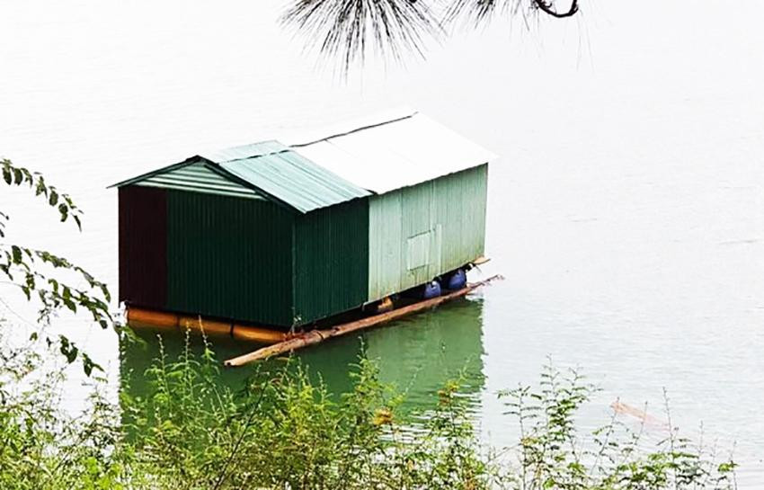 Chiếc bè trái phép đã bị giải tỏa