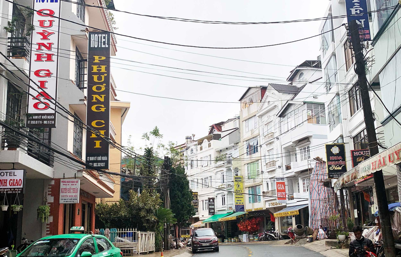 Dây điện chằng chịt ở khu phố trung tâm tại Đà Lạt