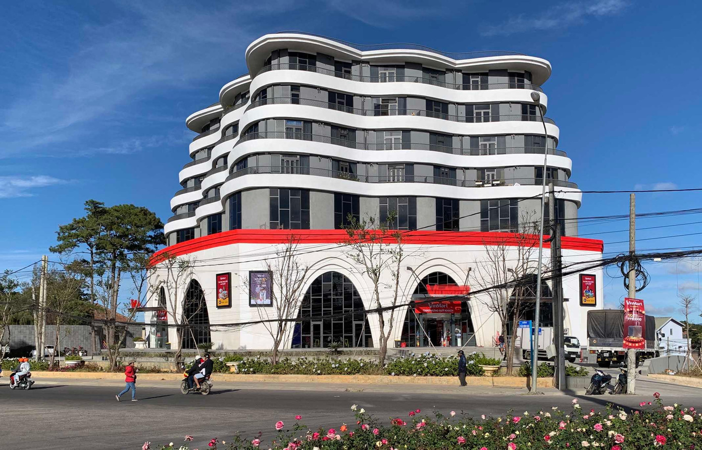 Nhà cửa bị bao vây bởi dây điện