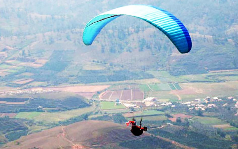 Dù lượn ngắm cảnh đẹp từ trên cao Dù lượn ngắm cảnh đẹp từ trên cao