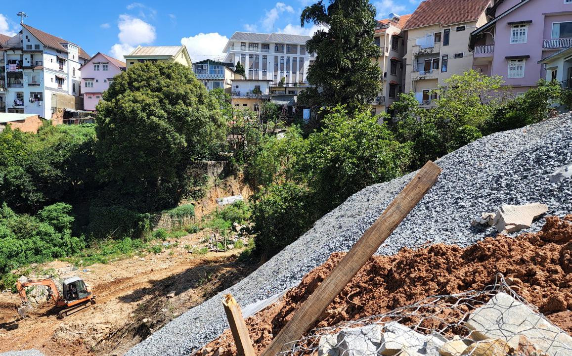 San ủi tạo mặt bằng để thi công công trình