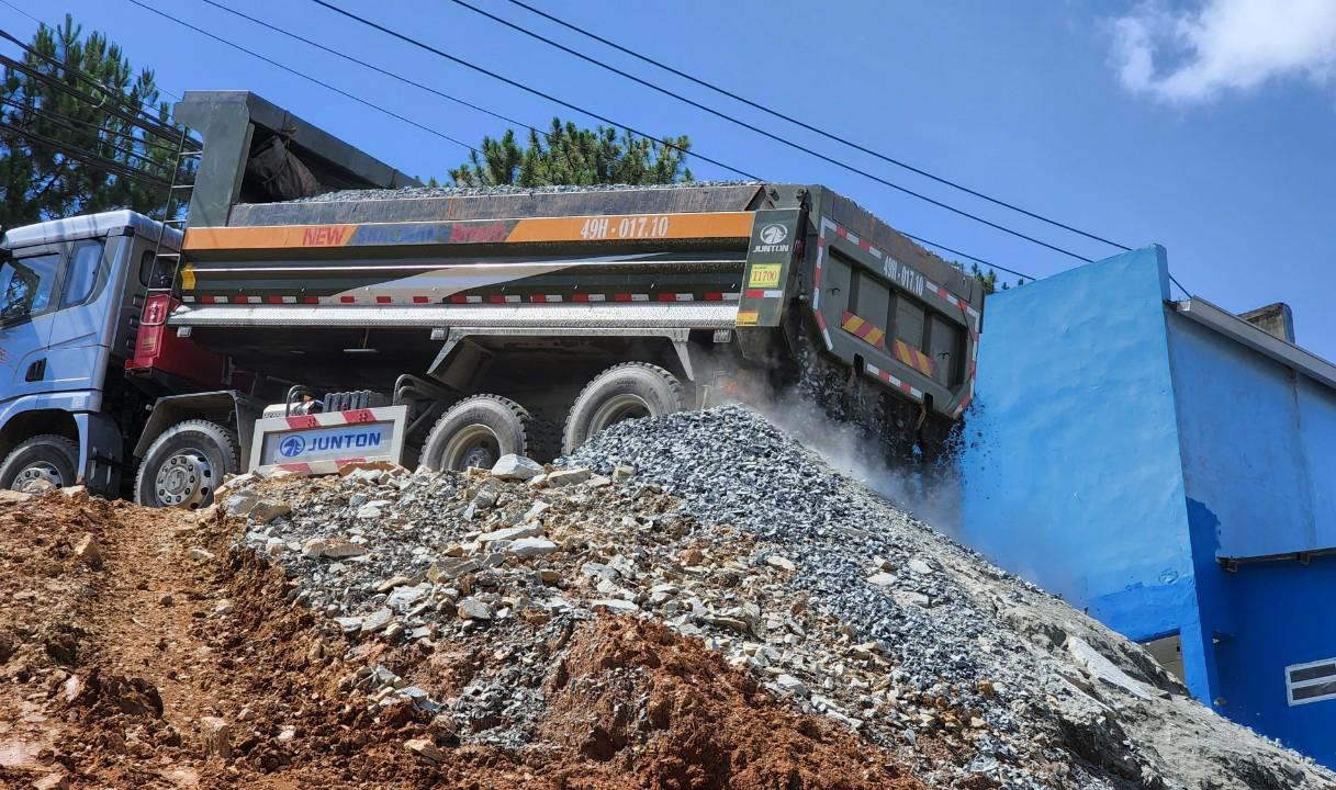 Tập kết vật liệu để khắc phục sự cố sạt lở