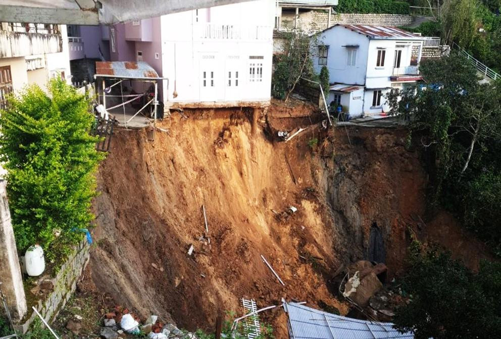 Nhiều ngôi nhà bị hở móng, chênh vênh bên miệng vực