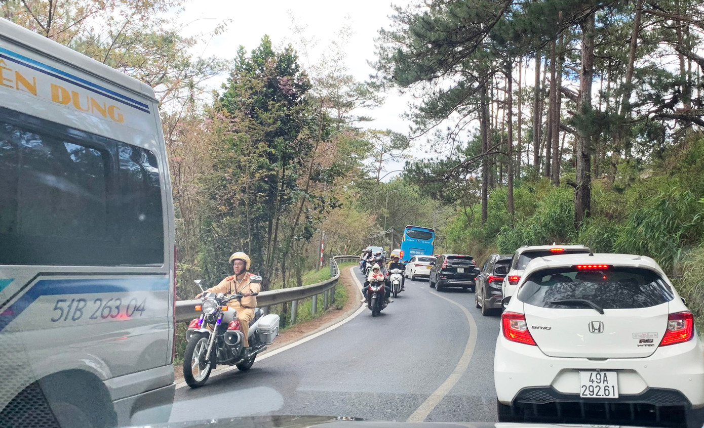 Cảnh sát giao thông thường xuyên tuần tra giữ gìn trật tự giao thông trên đèo Prenn. Cảnh sát giao thông thường xuyên tuần tra giữ gìn trật tự giao thông trên đèo Prenn.