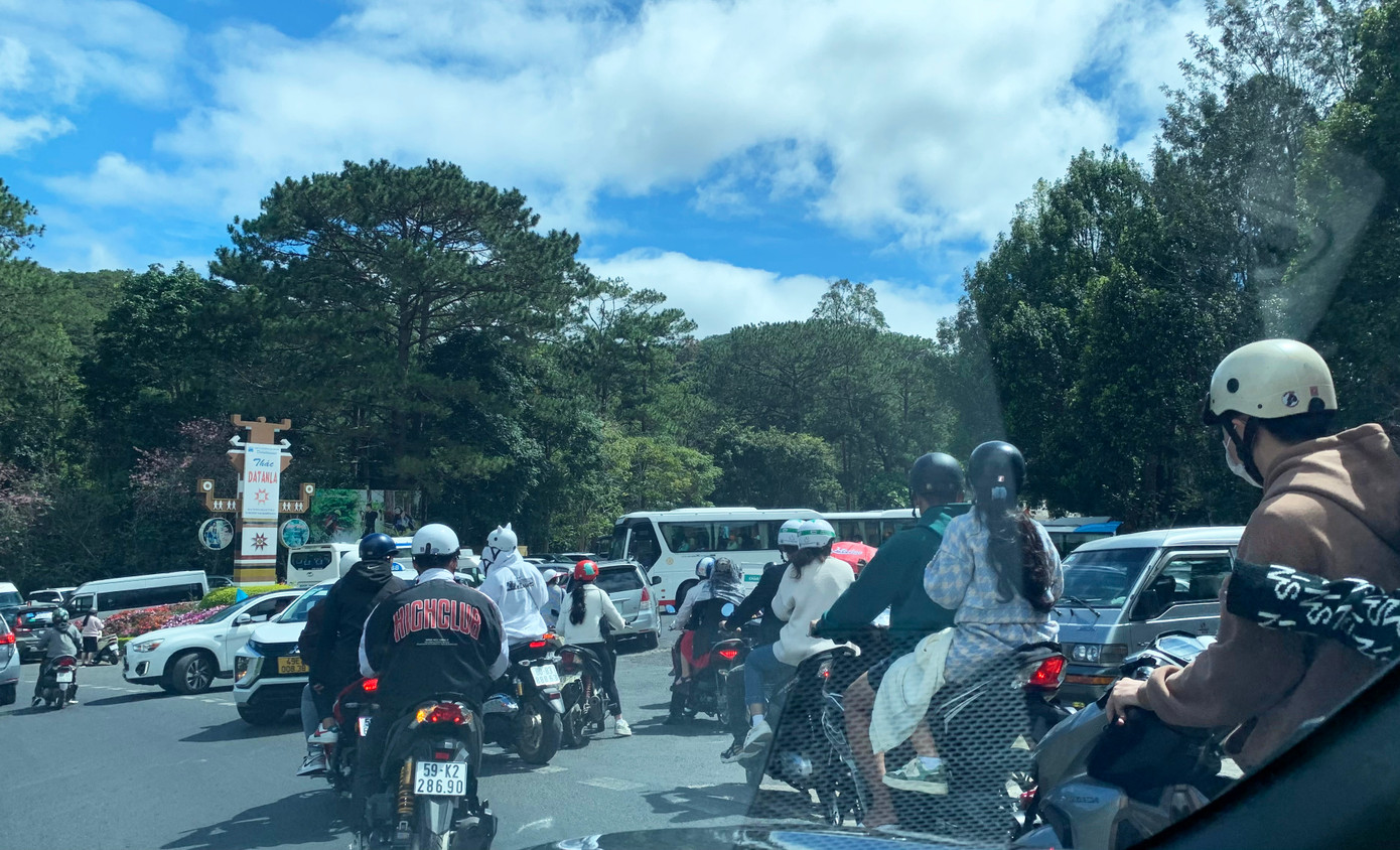 Khu du lịch thác Datanla tấp nập du khách. Khu du lịch thác Datanla tấp nập du khách.