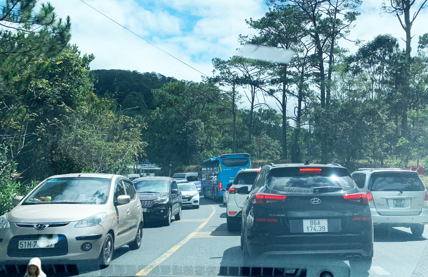 Xe cộ đông nghẹt trên đèo Prenn ở cả hai chiều Xe cộ đông nghẹt trên đèo Prenn ở cả hai chiều