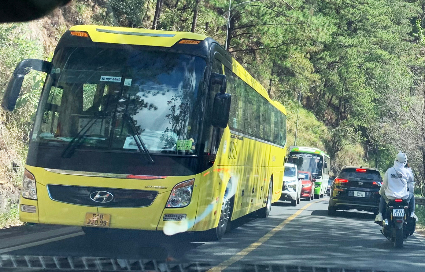 Xe khách và ô tô con nối đuôi nhau vào Đà Lạt ngày mùng 5 Tết. Xe khách và ô tô con nối đuôi nhau vào Đà Lạt ngày mùng 5 Tết.