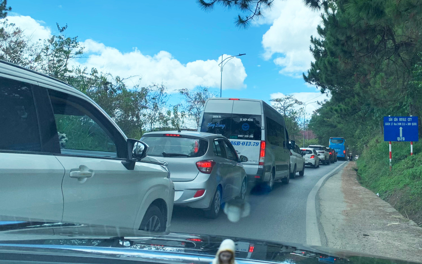 Dòng xe cộ nối đuôi nhau rời Đà Lạt. Dòng xe cộ nối đuôi nhau rời Đà Lạt.