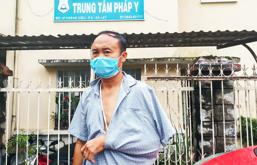 Ông Lê Văn Ba bị đánh nhập viện khi quay phim hiện trường vụ phá rừng.