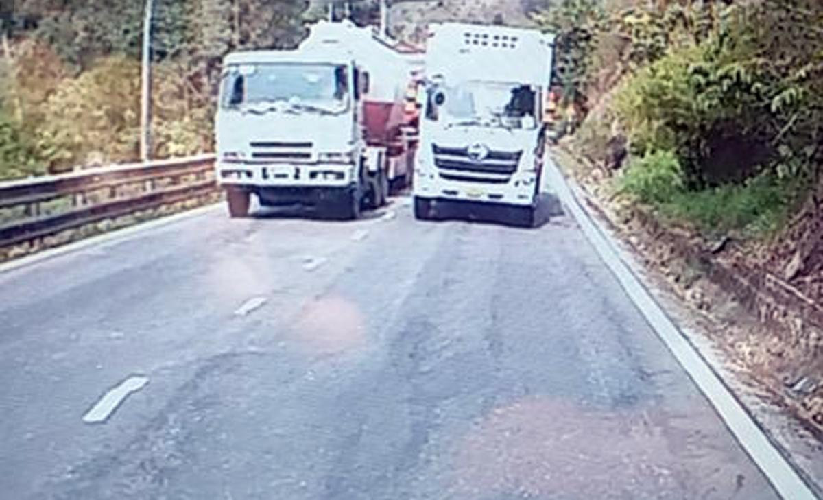 Hình ảnh xe tải vượt ẩu được camera giám sát hành trình của một ô tô ghi lại. Ảnh cắt từ clip