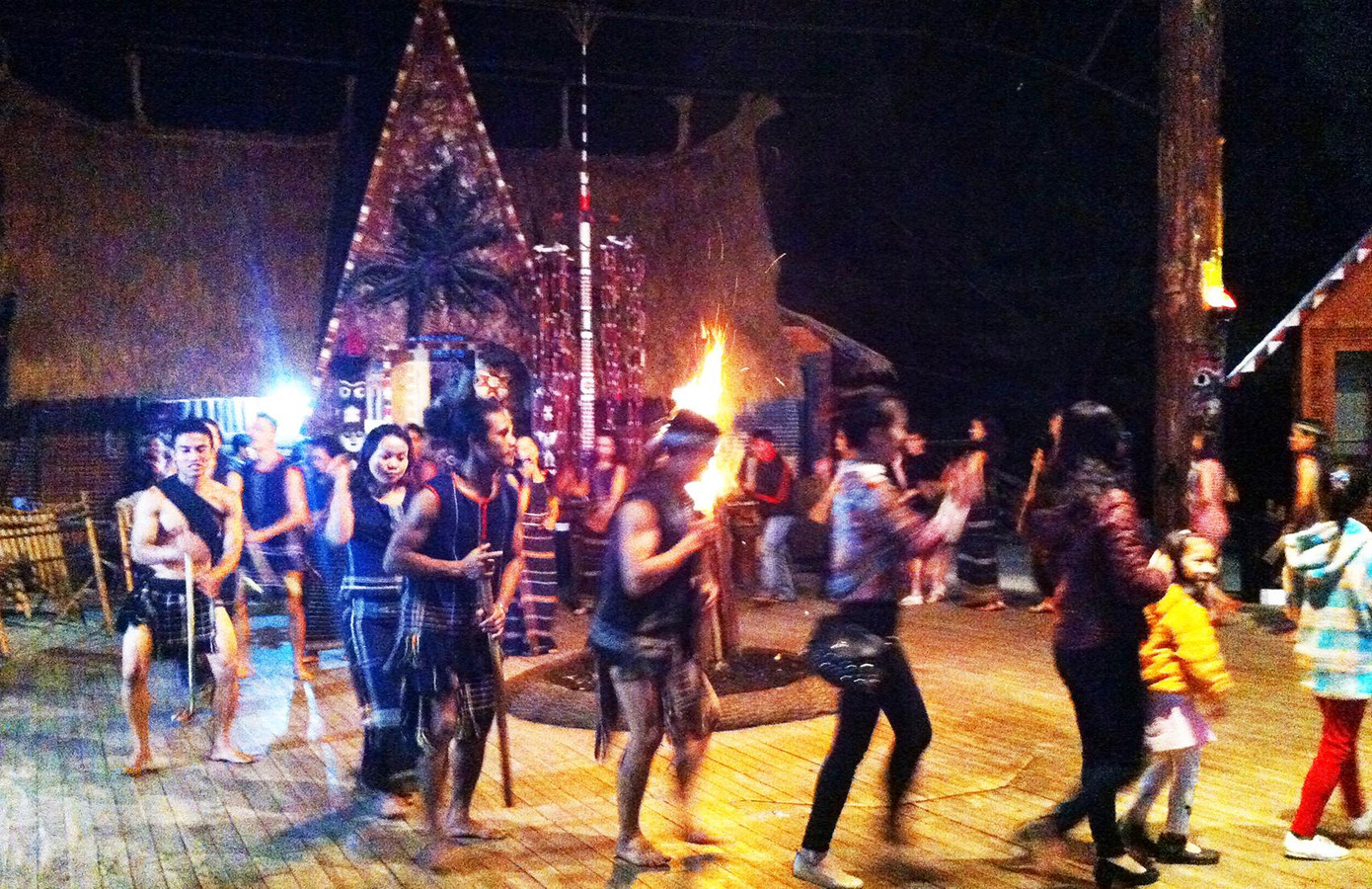 Du khách giao lưu cùng các nghệ sĩ người K'Ho trong chương trình biểu diễn nghệ thuật Du khách giao lưu cùng các nghệ sĩ người K'Ho trong chương trình biểu diễn nghệ thuật