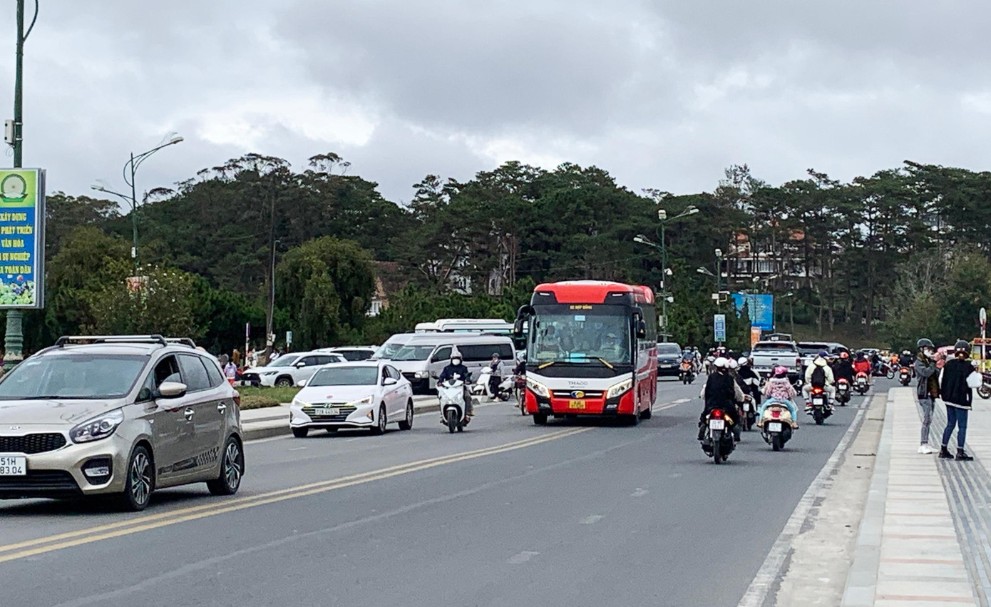 Lượng xe cộ lưu thông khu vực trung tâm thành phố tăng cao Lượng xe cộ lưu thông khu vực trung tâm thành phố tăng cao