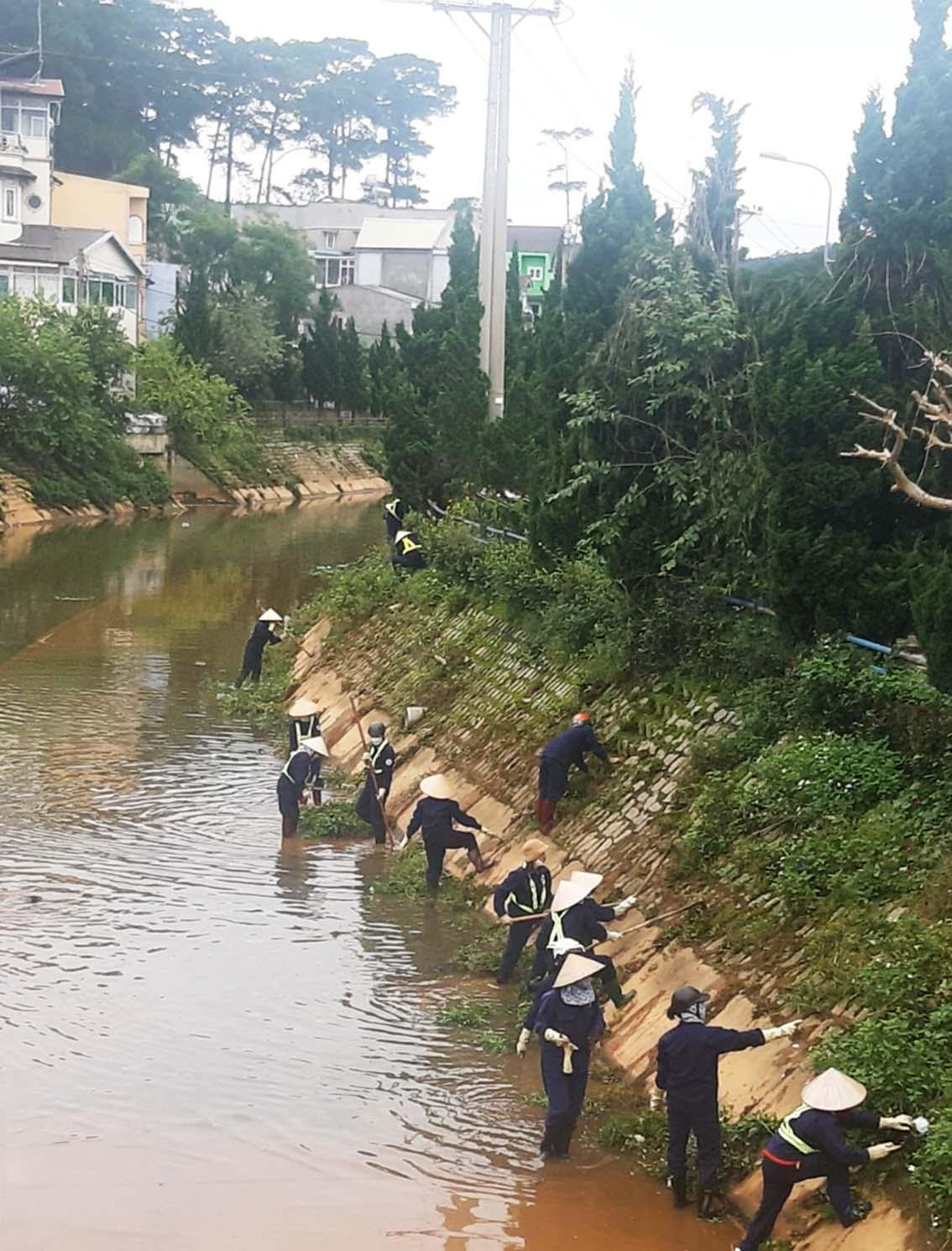 Huy động đông đảo công nhân vệ sinh dọn rác ở suối Cam Ly ngày 6/9 Huy động đông đảo công nhân vệ sinh dọn rác ở suối Cam Ly ngày 6/9