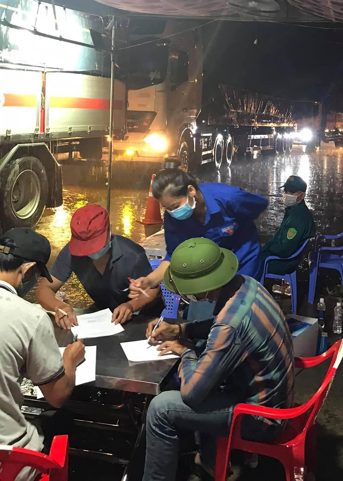 Thanh niên tình nguyện hỗ trợ tài xế, phụ xe khai báo y tế ở chốt đèo Chuối