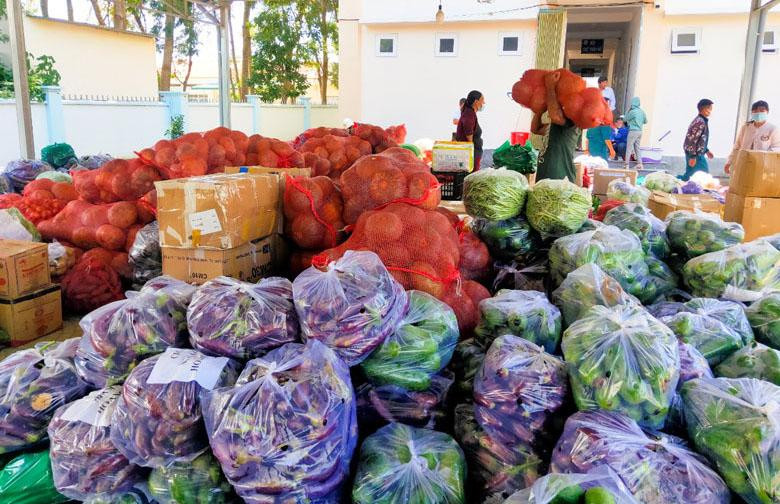 Một địa điểm tập kết rau để cứu trợ cho người dân bị phong tỏa, cách ly