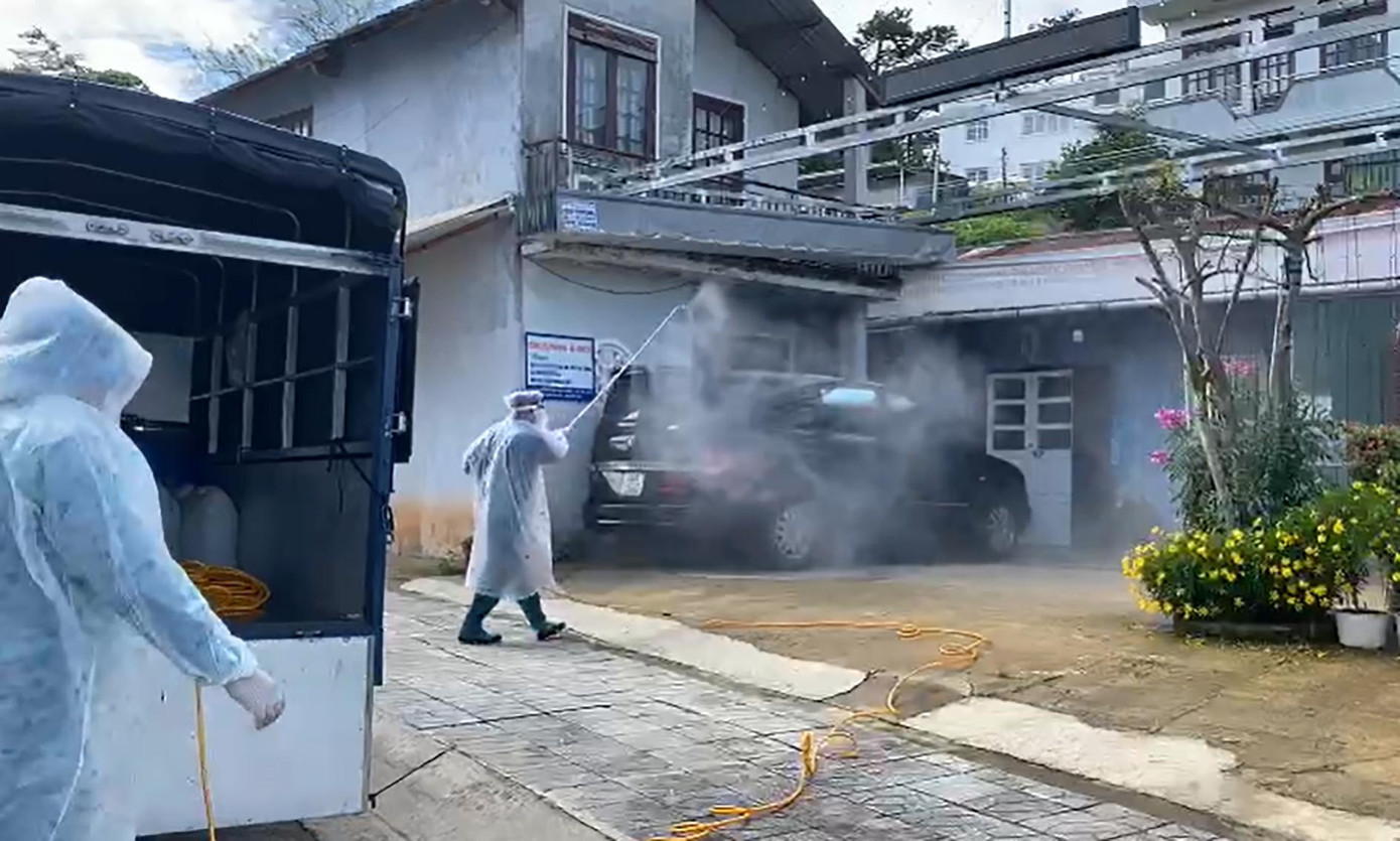 Khử khuẩn ở đường Phạm Hồng Thái, Đà Lạt, khu vực có bệnh nhân COVID-19