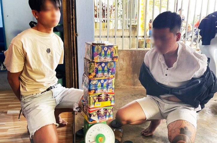 Các đối tượng cùng tang vật pháo hoa bị thu giữ