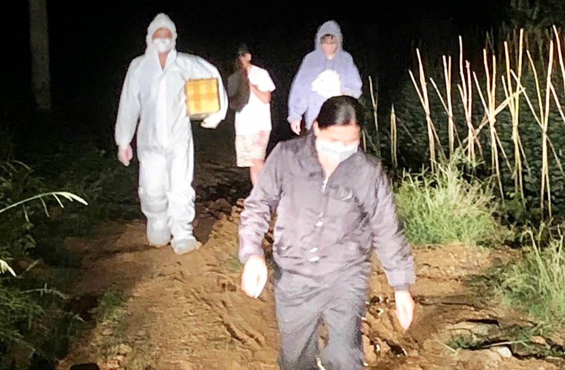 Lội bộ trong đêm tối để lấy mẫu xét nghiệm SARS-CoV-2 tại cộng đồng