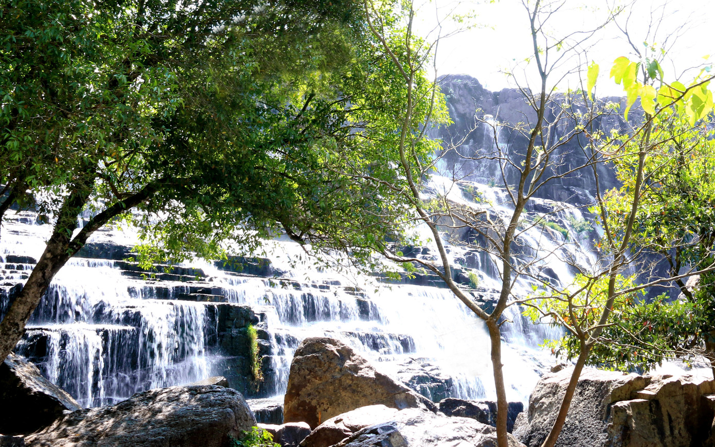 Thác Pongour tung bọt trắng xóa