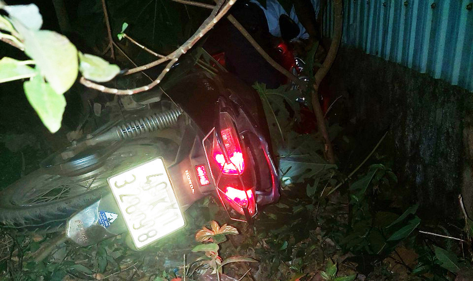 Hiện trường vụ tai nạn xe máy lao vào tường nhà dân