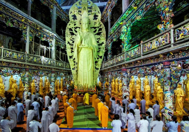 Lễ Phật tại chùa Linh Phước