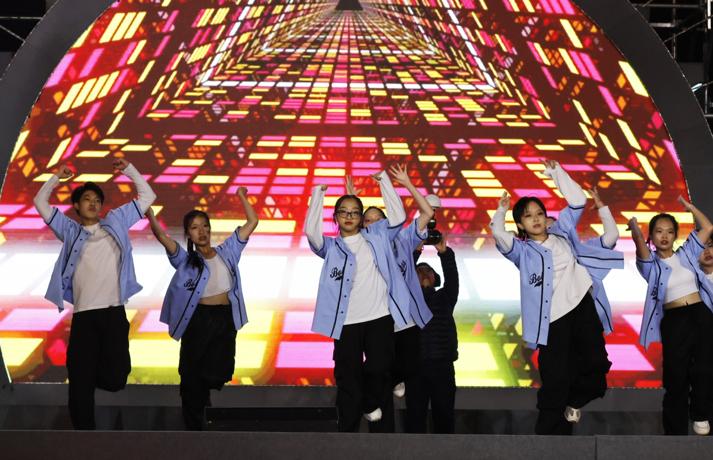 Một tiết mục biểu diễn sôi động. Một tiết mục biểu diễn sôi động.