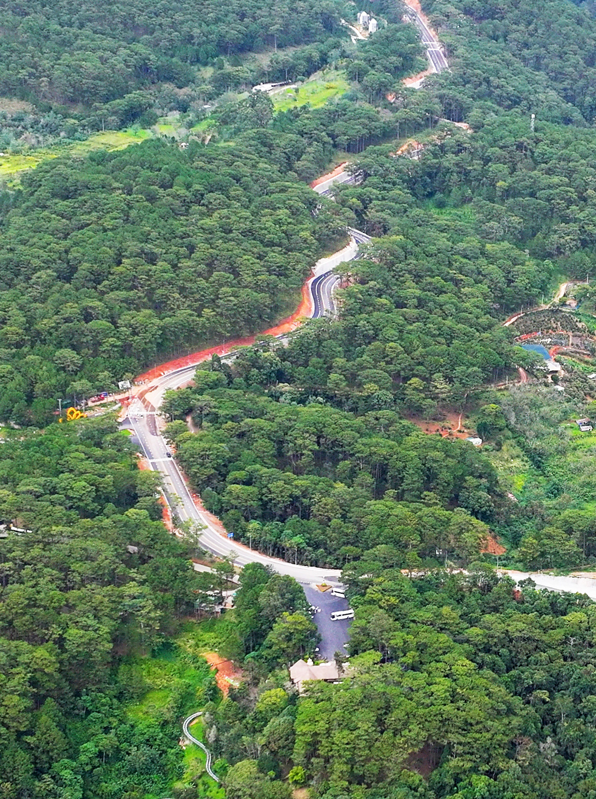 Đèo Prenn uốn lượn giữa rừng thông. Đèo Prenn uốn lượn giữa rừng thông.