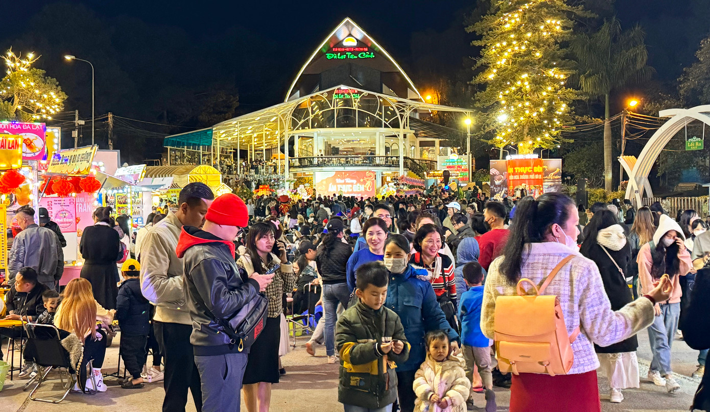 Khu ẩm thực đêm Đà Lạt tấp nập thực khách. Khu ẩm thực đêm Đà Lạt tấp nập thực khách.