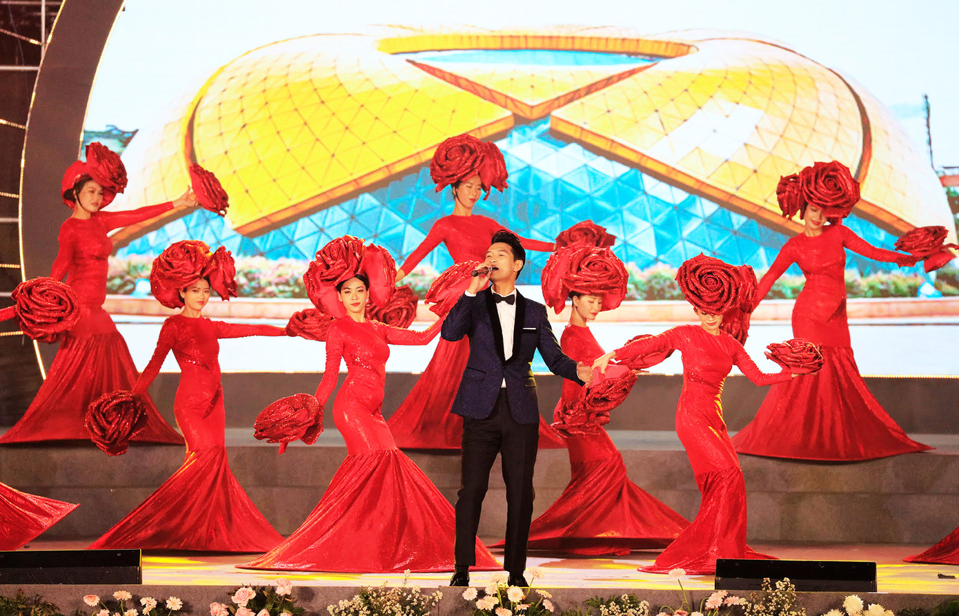 Một tiết mục tại lễ hội âm nhạc đêm 31/12/2023 tại TP Đà Lạt. Một tiết mục tại lễ hội âm nhạc đêm 31/12/2023 tại TP Đà Lạt.