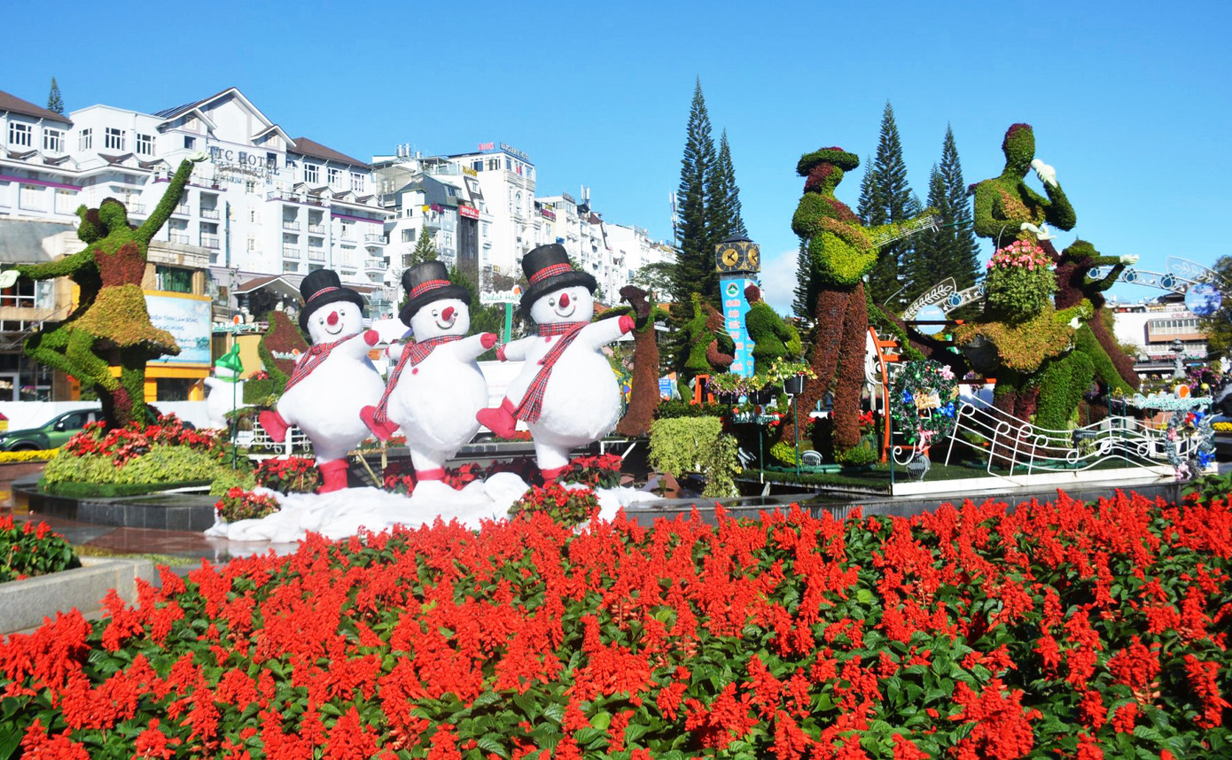 Tiểu cảnh hoa trên đường phố Đà Lạt. Tiểu cảnh hoa trên đường phố Đà Lạt.