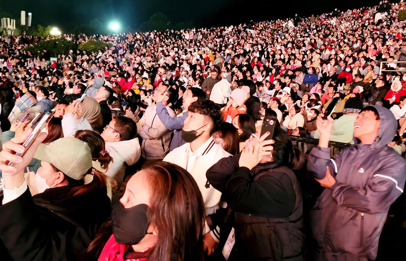 Đông đảo du khách và người dân địa phương xem ca nhạc và ngắm pháo hoa. Đông đảo du khách và người dân địa phương xem ca nhạc và ngắm pháo hoa.