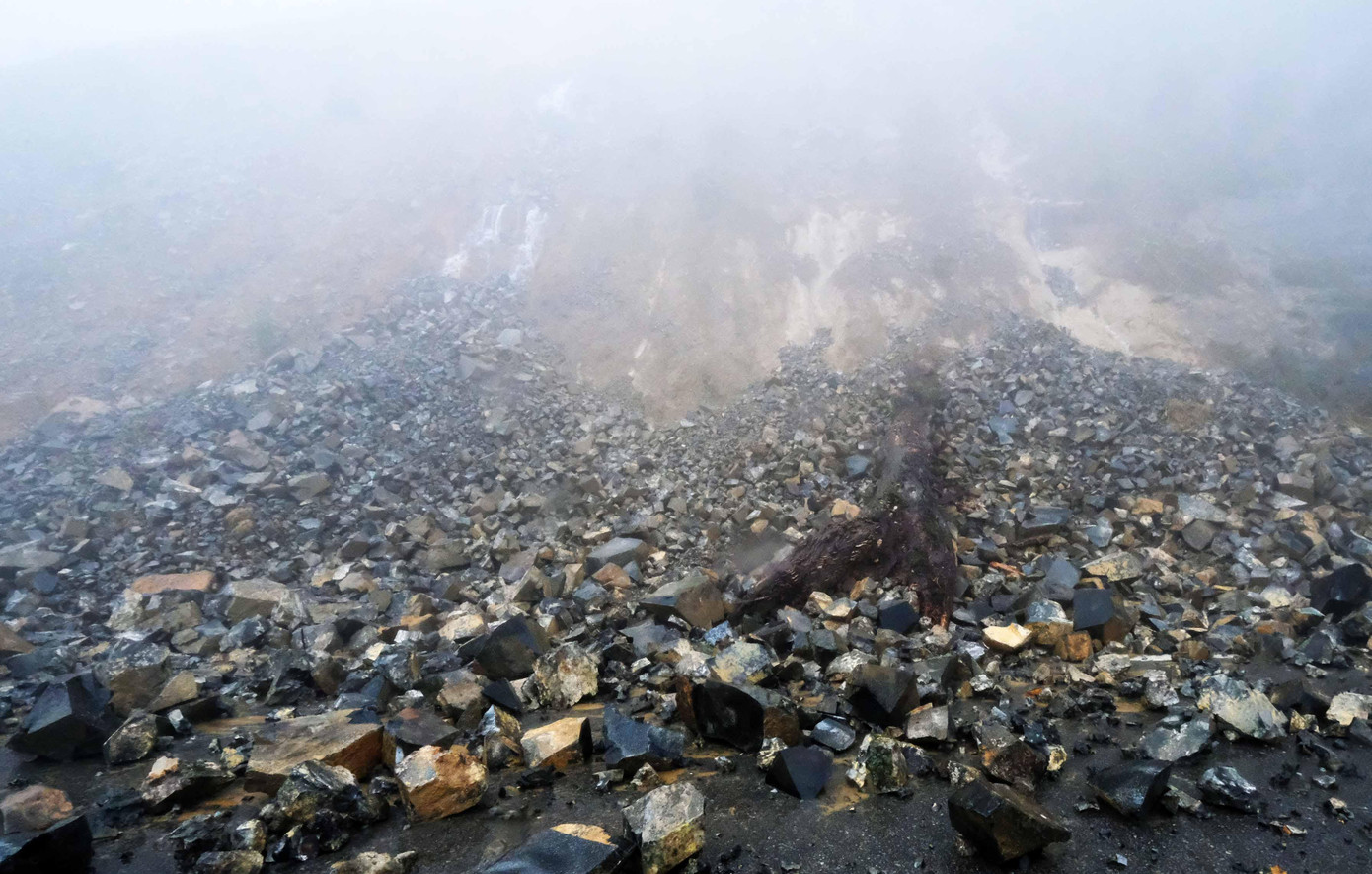 Đất đá từ ta luy dương đổ xuống QL27C