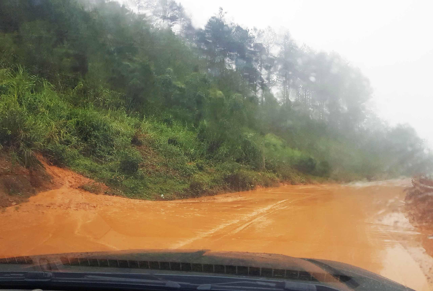 Đường nhiều bùn đất, trơn trượt