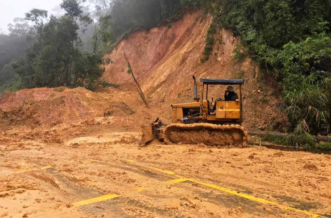 Công nhân múc đất để khắc phục tình trạng sạt lở ở địa bàn huyện Lạc Dương, Lâm Đồng