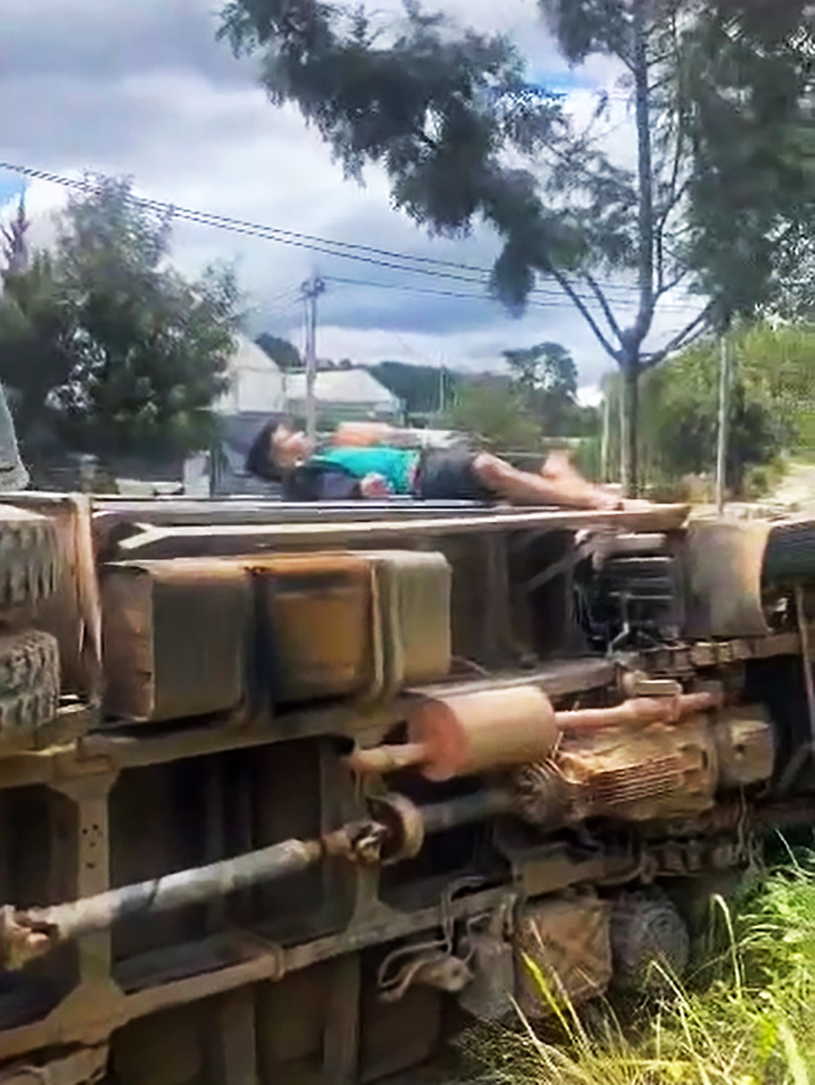 Sau khi xảy ra tai nạn, Long thoát ra ngoài và nằm trên thành xe Sau khi xảy ra tai nạn, Long thoát ra ngoài và nằm trên thành xe