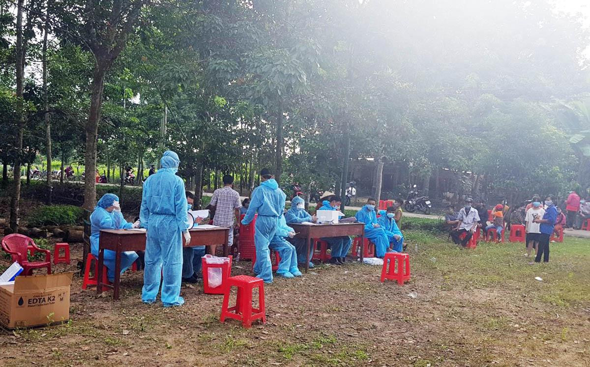 Nhân viên y tế khẩn trương truy vết Nhân viên y tế khẩn trương truy vết