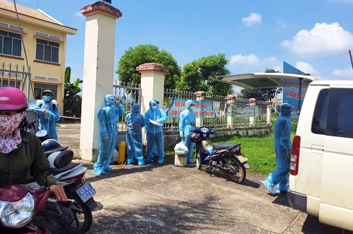 Nhiều cán bộ được tăng cường về huyện Đạ Tẻh để chống dịch Nhiều cán bộ được tăng cường về huyện Đạ Tẻh để chống dịch