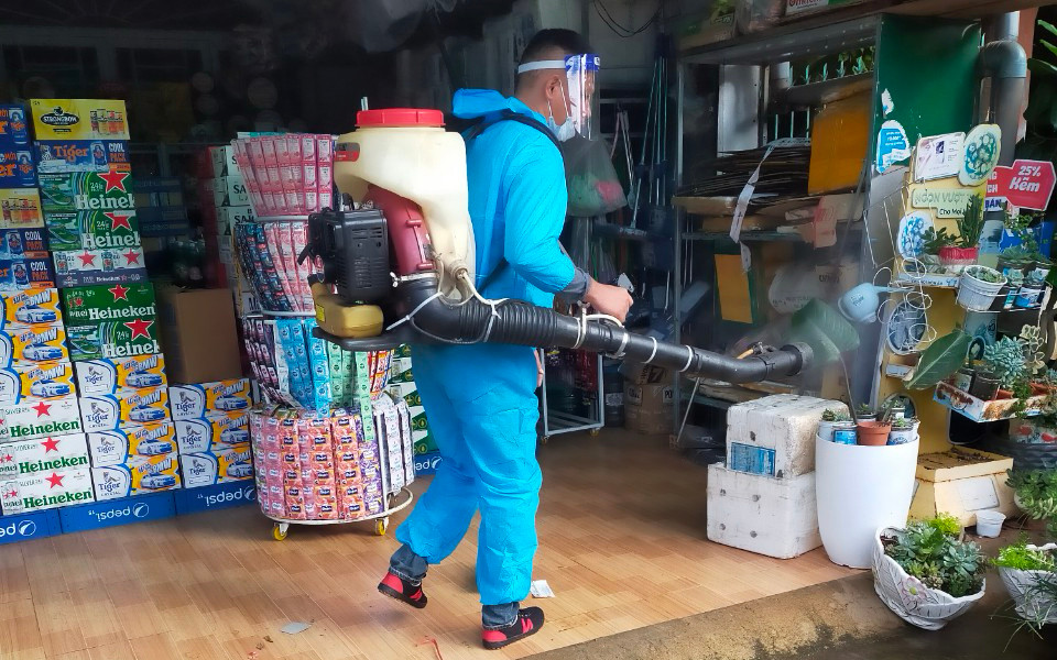 Phun hóa chất tại ổ dịch sốt xuất huyết