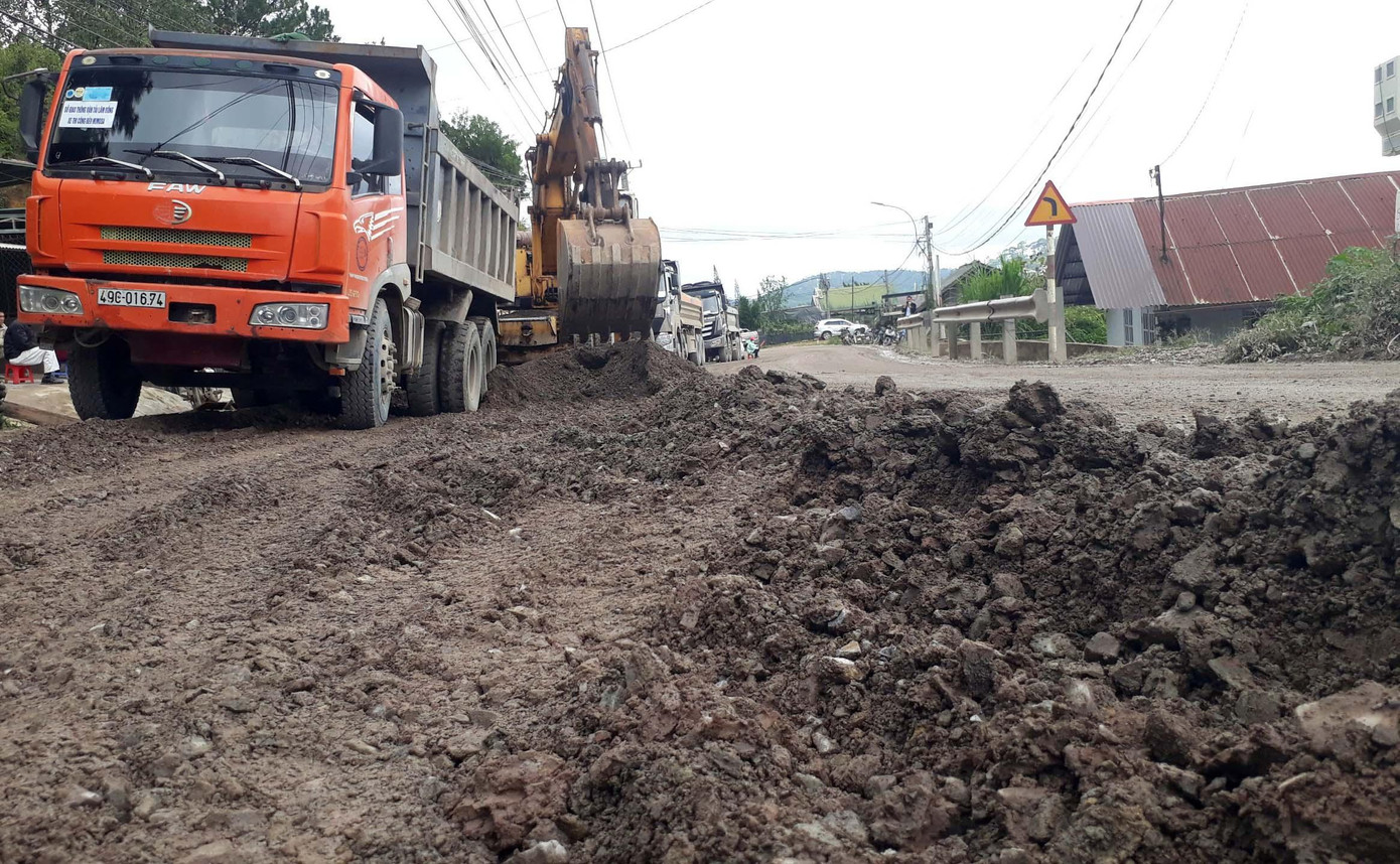 Đá dăm bị lẫn tạp chất mà đơn vị thi công sử dụng lu, lèn móng khi sửa chữa đèo Mimosa Đá dăm bị lẫn tạp chất mà đơn vị thi công sử dụng lu, lèn móng khi sửa chữa đèo Mimosa