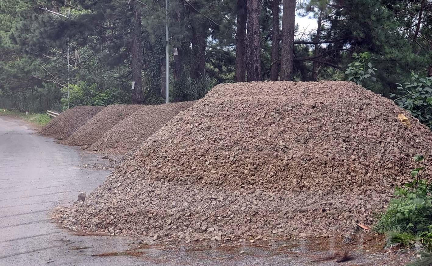 Nhiều đống đá dăm không đảm bảo chất lượng được tập kết bên đường, nay đã bị xúc đi Nhiều đống đá dăm không đảm bảo chất lượng được tập kết bên đường, nay đã bị xúc đi