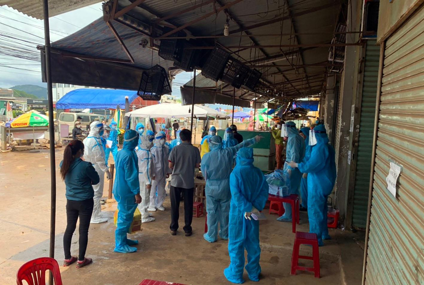 Lấy mẫu test nhanh sàng lọc cộng đồng Lấy mẫu test nhanh sàng lọc cộng đồng