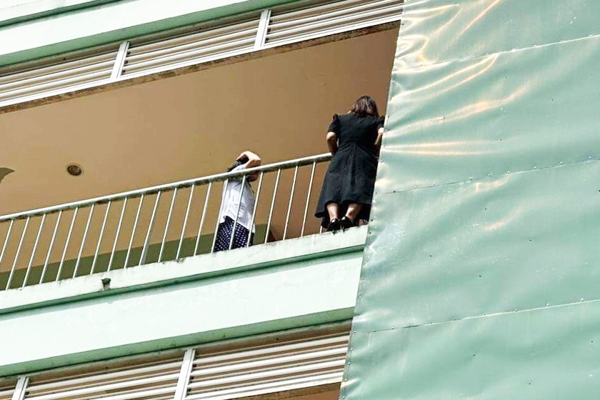 Một vụ định nhảy lầu tự tử ở Bệnh viện II Lâm Đồng. Ảnh: CA