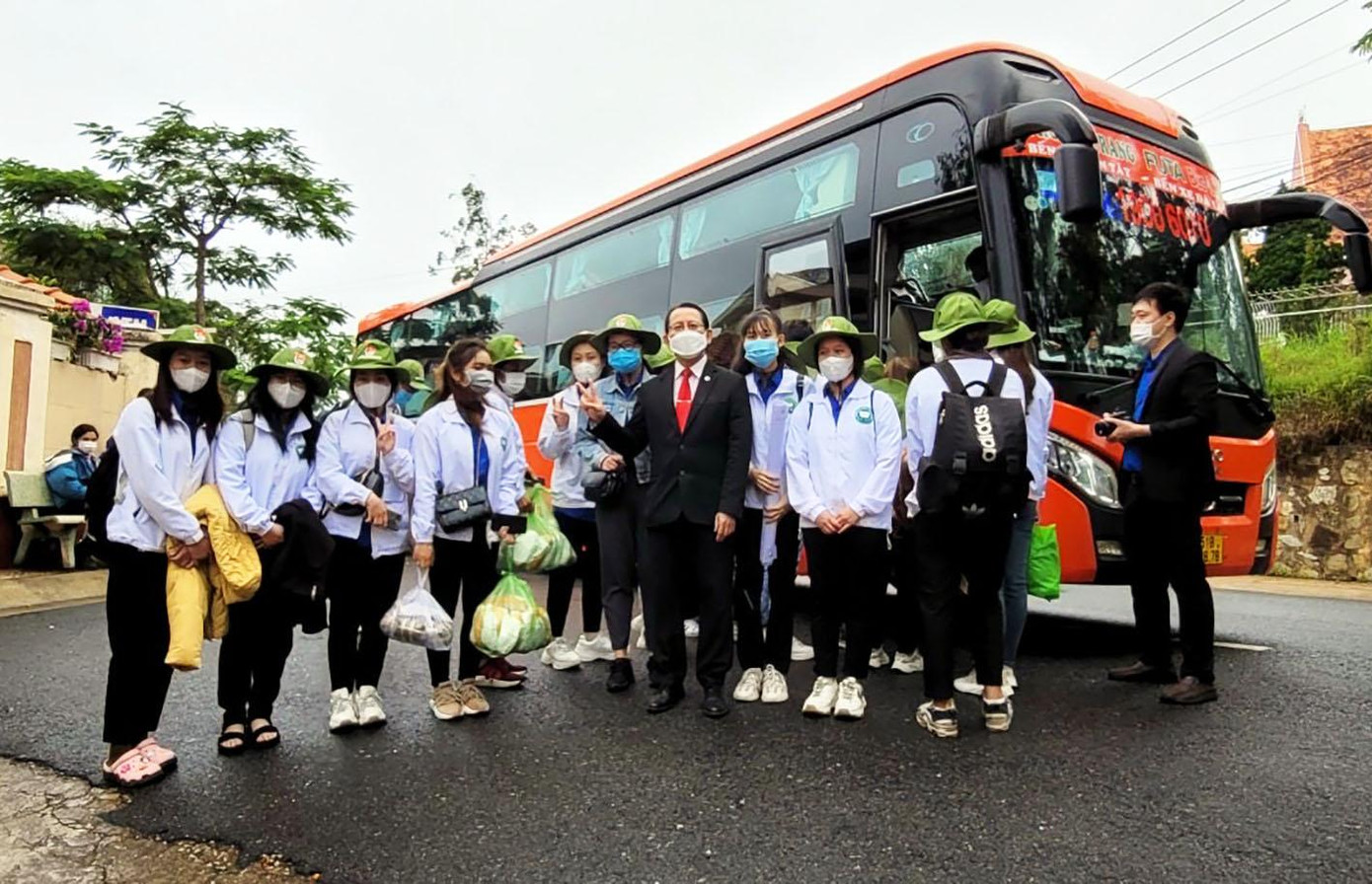 thầy trò trường Cao đẳng Y tế Lâm Đồng tình nguyện lên đường hỗ trợ tỉnh bạn chống dịch