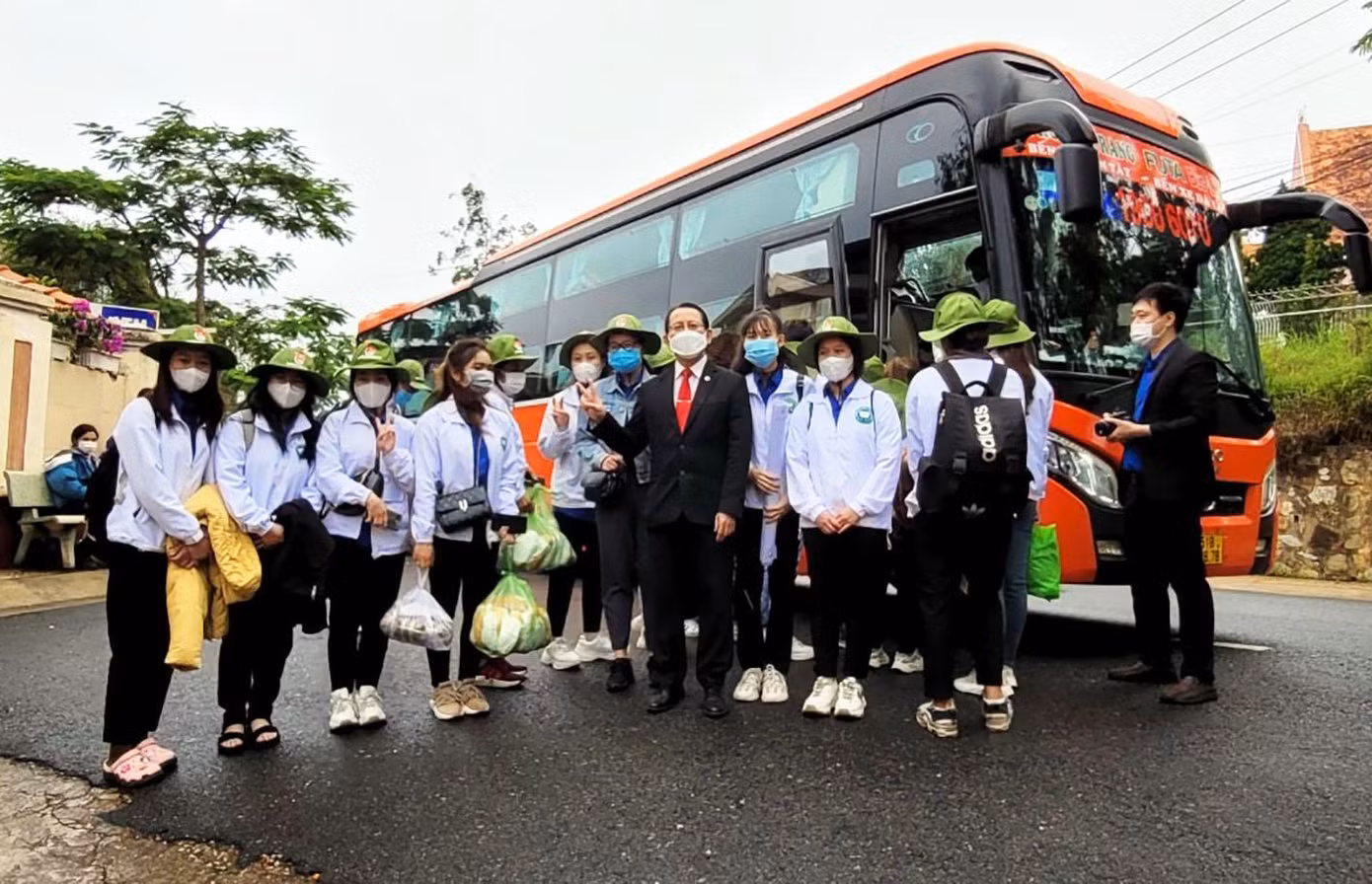 thầy trò trường Cao đẳng Y tế Lâm Đồng tình nguyện lên đường hỗ trợ tỉnh bạn chống dịch thầy trò trường Cao đẳng Y tế Lâm Đồng tình nguyện lên đường hỗ trợ tỉnh bạn chống dịch