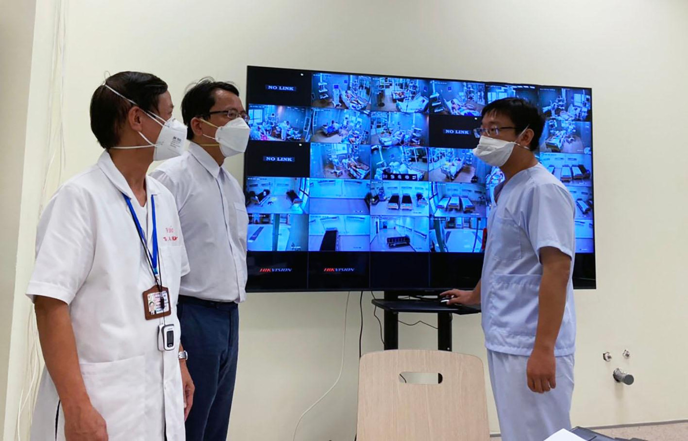 GS-TS Dương Quý Sỹ (ở giữa) hội chẩn chữa trị các ca bệnh nặng