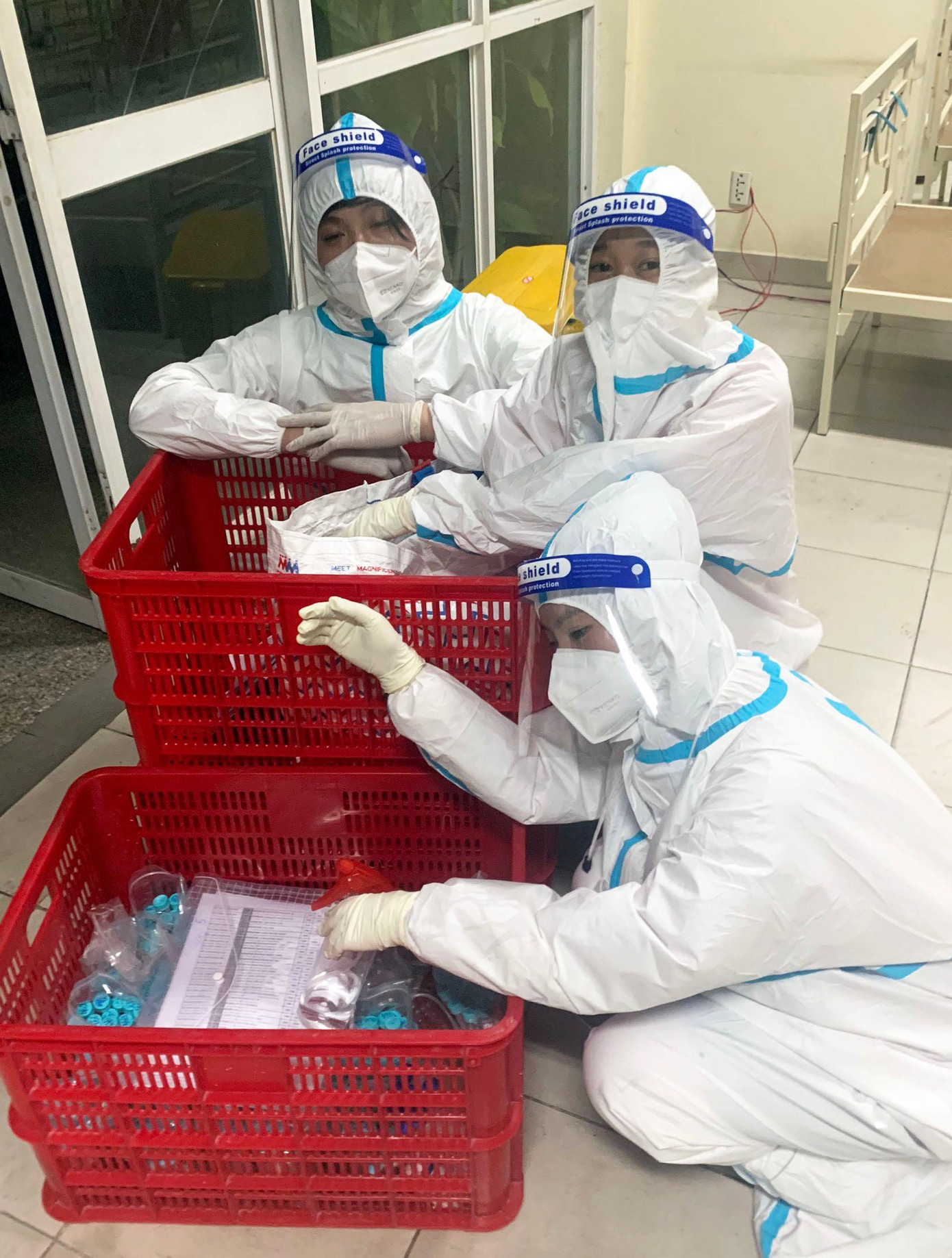 Các tình nguyện viên đảm trách nhiều phần việc khó khăn, nguy hiểm