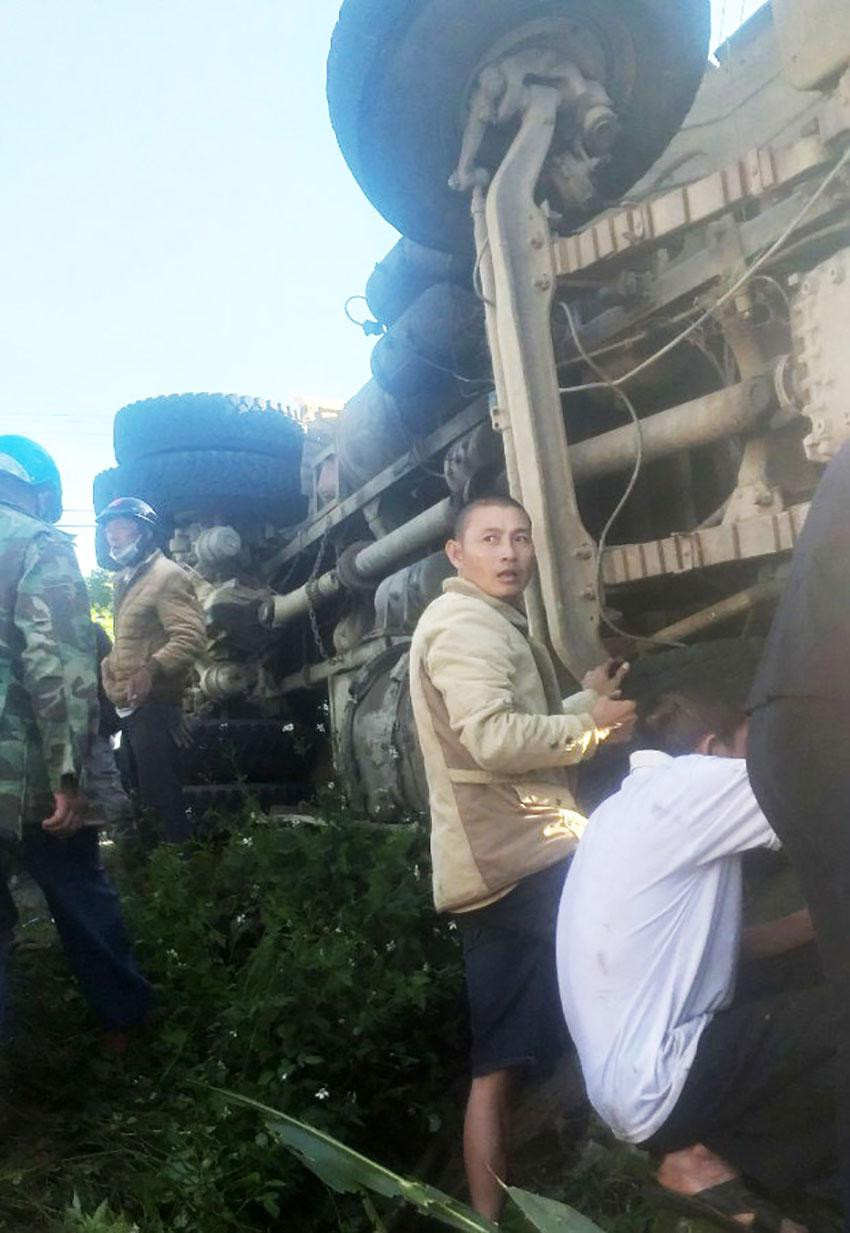 Chiếc xe tải bị lật nghiêng, hư hỏng nặng. Ảnh: CTV