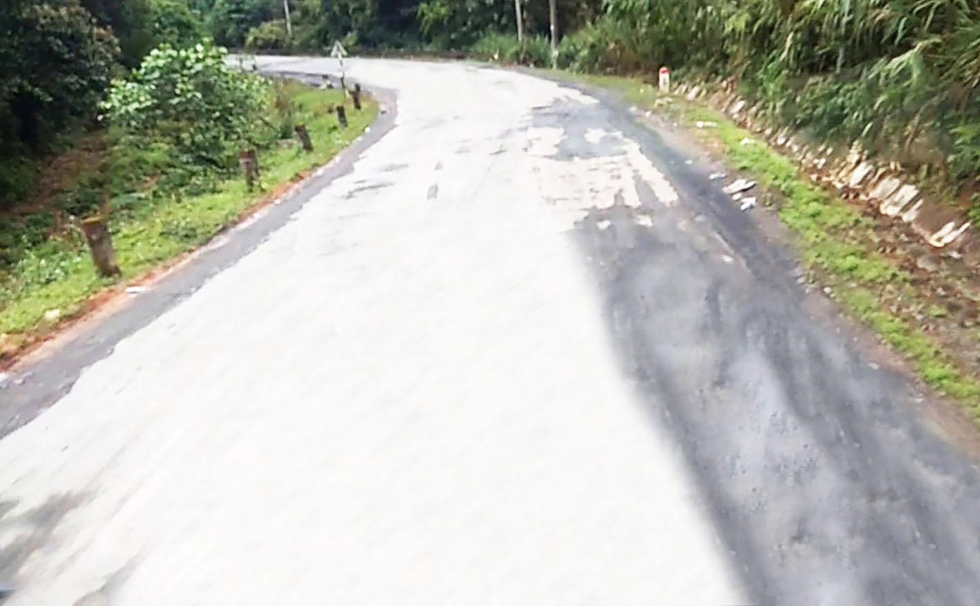 Đèo Phú Sơn có nhiều khúc cua gấp